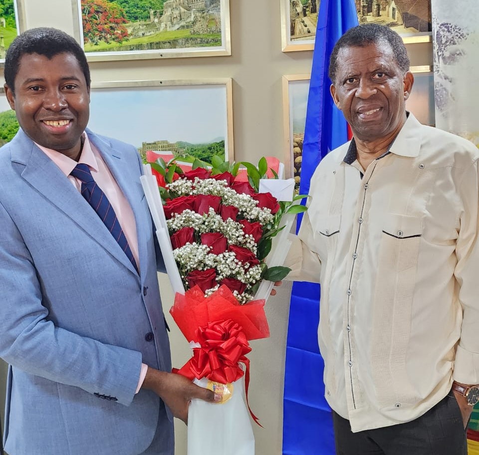 L’écrivain Dany Laferrière en visite en Haïti sur invitation de l’UEH