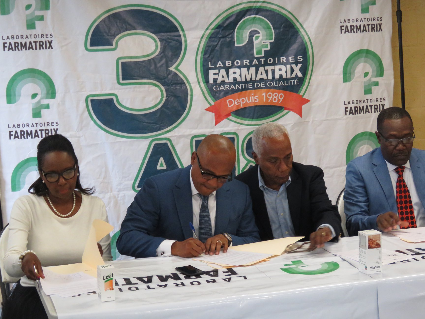Signature d’un accord de partenariat entre l’Université d’Etat d’Haïti (UEH) et les laboratoires Farmatrix