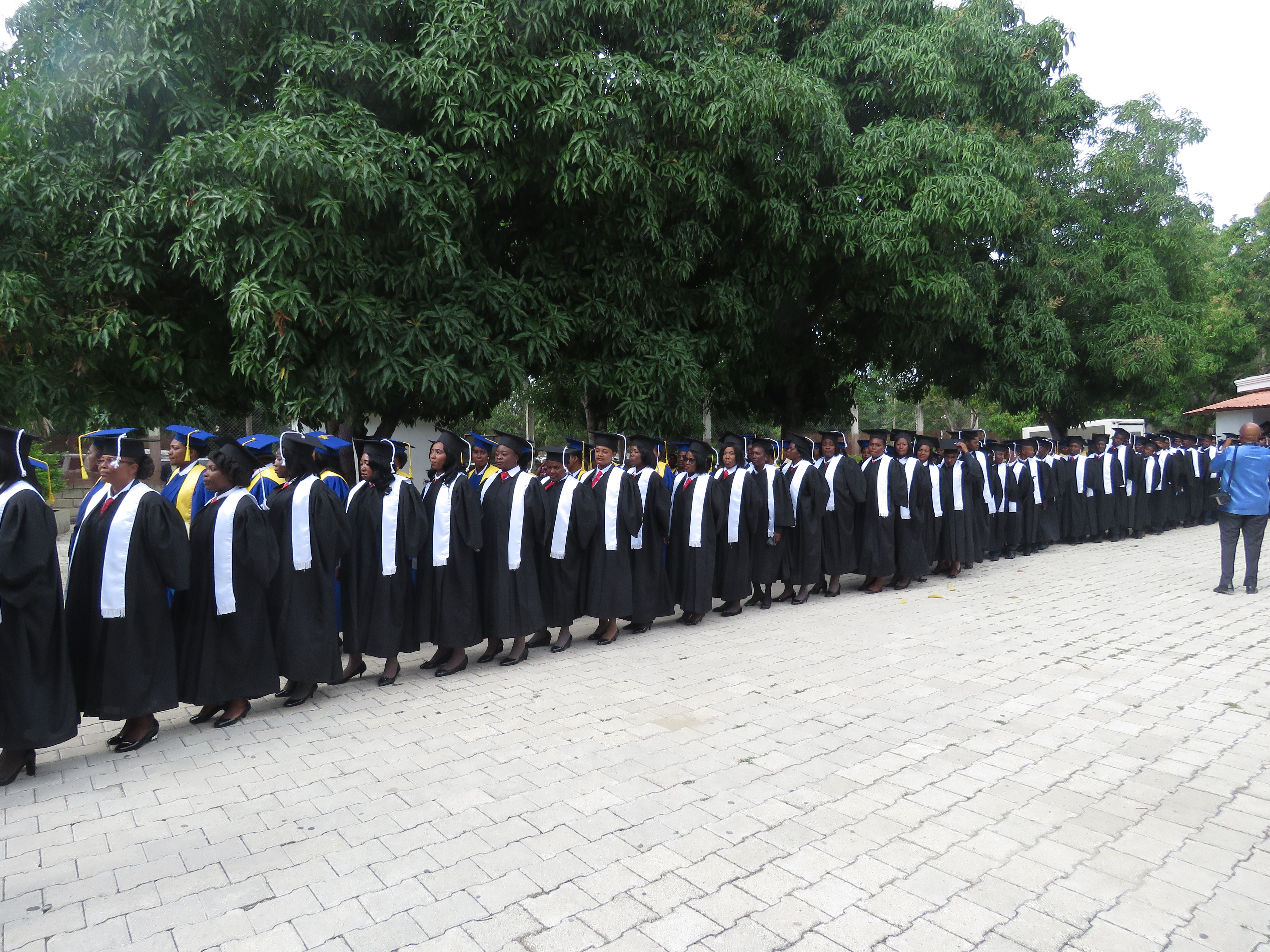 Cérémonie de collation de diplômes des promotions sortantes de l’Ecole de Droit  des Sciences Economiques de Hinche de l’UEH