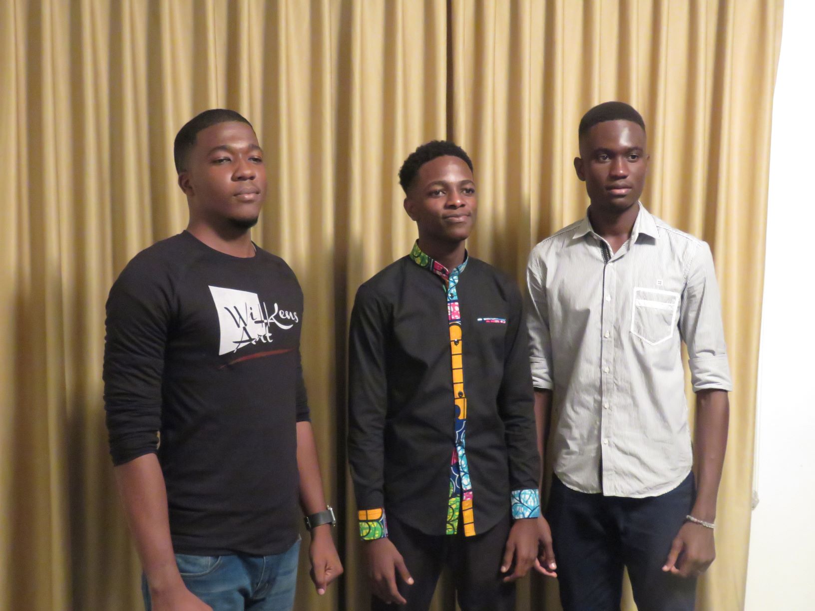 Peterson FANFAN, au milieu, Wilkens FLOREAL et Jonathan AZOR, lauréats de la deuxième édition du Concours national de dessins de l’URGEO